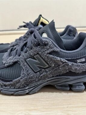 New Balance Mens Sz 6 M Black Textured 2002 Sneakers